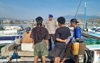 Sat Polairud Polres Bima Kota Laksanakan Patroli dan Beri Himbauan kepada Nelayan Bagang di Pelabuhan Sape