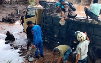 Aksi Heroik Sat Polairud Polres Bima Bantu Evakuasi Truk Terjebak Banjir di Jembatan So Nampa