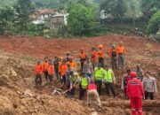 Polri Kerahkan 155 Personel, 4 Anjing Pelacak, dan Perkuat Operasi SAR Longsor Cibeunying 21 Warga Tertimbun