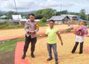 BHABINKAMTIBMAS DESA DORO MELO SAMBANG DAN PANTAU WARGA YANG MENJEMUR HASIL PANEN JAGUNG