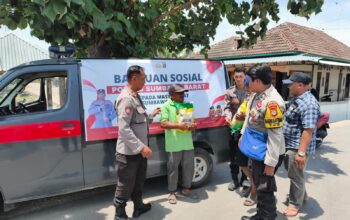 Polres Sumbawa Barat Salurkan Bansos di Desa Tuananga, Kapolres Ingatkan Pentingnya Kepedulian Sosial