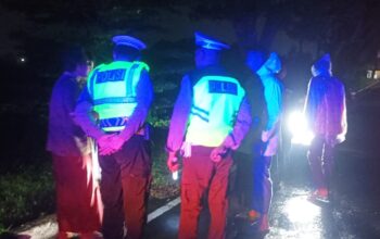 Respons Cepat 110! Polres Lobar Evakuasi Korban Laka Bypass BIL