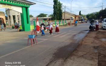 Bantu Anak Sekolah Menyebrang Jalan, Polsek Lambu Laksanakan Kegiatan Rawan Pagi