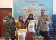 Bhabinkamtibmas dan Babinsa Dampingi Distribusi Bantuan Pangan di Desa Sekongkang Bawah