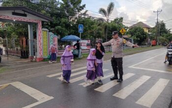 Polisi Bantu Siswa Menyeberang Jalan, Kapolres Tekankan Keselamatan Pelajar