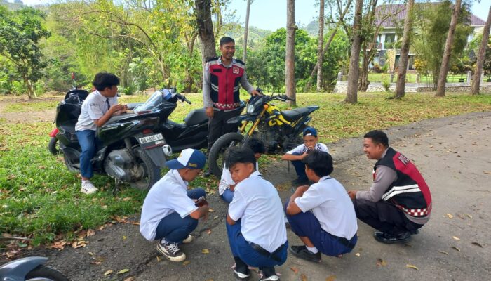 POLSEK SEKONGKANG GELAR PATROLI DIALOGIS, AJAK WARGA PERKUAT KOMUNIKASI UNTUK JAGA HARKAMTIBMAS