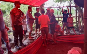 Polsek Moyo Hilir Bubarkan Judi Sabung Ayam di Moyo Utara