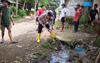 Polsek Sekotong, Warga & KKN Bersihkan Got di Lombok Barat