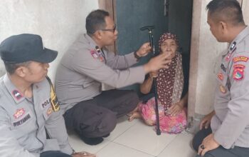 Polri Humanis! Polres Lombok Barat Salurkan Tongkat untuk Lansia dan Penyandang Lumpuh