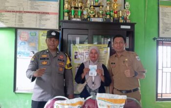 Briptu Baori Rozak Anjani melaksanakan kegiatan pendampingan pendistribusian bantuan pangan dari Perum Bulog