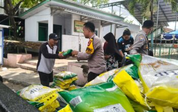Bhabinkamtibmas Polres Bima Kota Bantu Pendistribusian Bazar Pangan Murah di Kelurahan Sadia
