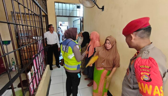 Tingkatkan Kewaspadaan, Polres Bima Kota Gelar Pemeriksaan dan Penggeledahan di Rutan Polres