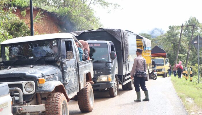 Kapolres Aceh Tengah Kawal dan Serahkan Langsung Bantuan dari Pemda dan Kapolri ke Wilayah Terisolir di Kecamatan Linge
