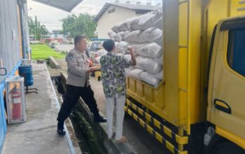 Polsek Gerung Kawal 7 Ton Jagung Petani ke BULOG NTB