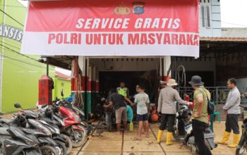Bangkit Bersama Polri: Kapolres Tapteng Layani Service Motor Gratis untuk Warga Terdampak
