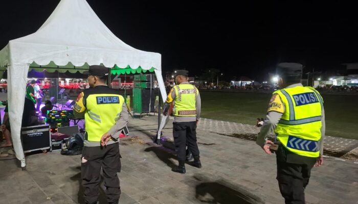 Polsek Taliwang Laksanakan Patroli Dialogis dan Pengamanan Kontes Musik dan Budaya di Alun-Alun Kota
