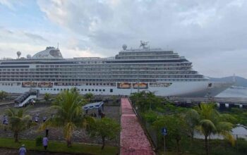 NTB Banjir Turis: Kapal Seven Seas Explorer Angkut Ratusan Wisman ke Gili Mas