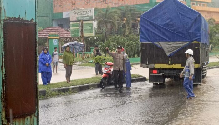 Polsek Taliwang Lakukan Monitoring Pasca Hujan Lebat, Warga Diimbau Tetap Waspada