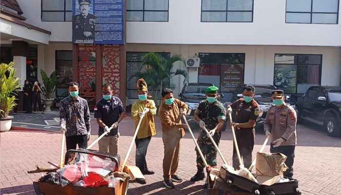 Wujudkan Kepastian Hukum, Wakapolres Sumbawa Hadiri Pemusnahan Barang Bukti Inkracht di Kejari